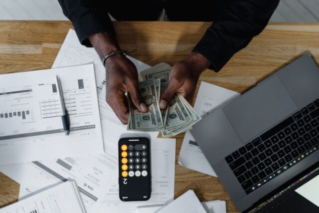 Când să începi să economisești pentru pensie și cât să pui deoparte